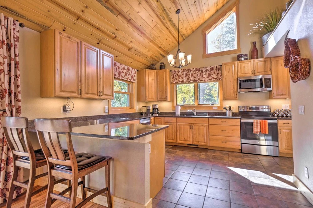 Luxury 4 BR Cabin: 2 King Suites on Shuttle Route