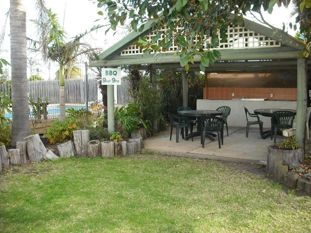 The Beaches on Lakes Cottage - Cosy Coastal Escape
