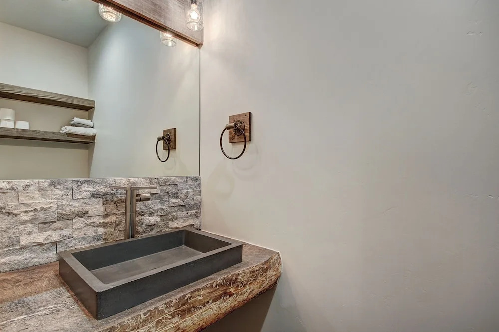 5th Ave #2 3br 3ba 3 Bedroom Townhouse