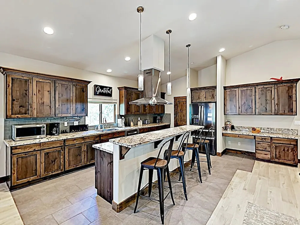 New Listing! New-build Alpine W/ Hot Tub 5 Bedroom Home