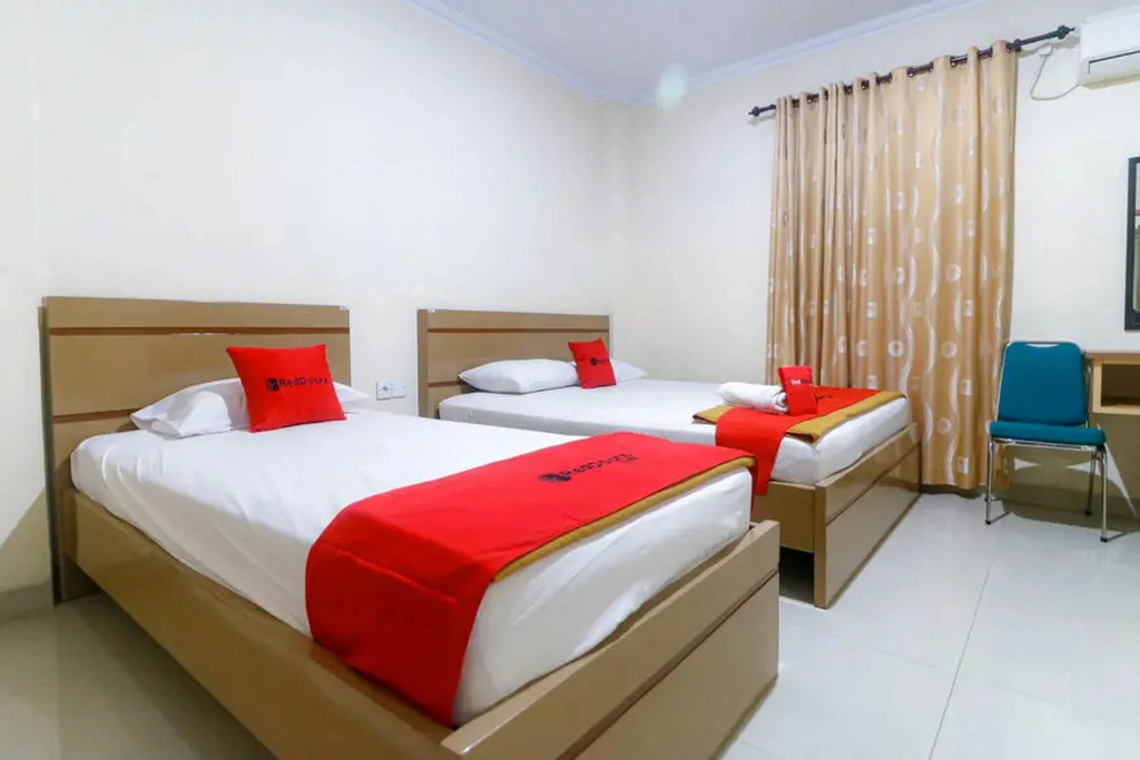 RedDoorz Plus near WTC Batanghari Mall