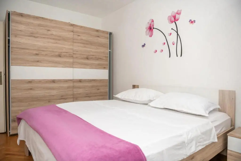 Sunny & Spacious, 2BD suite with free parking