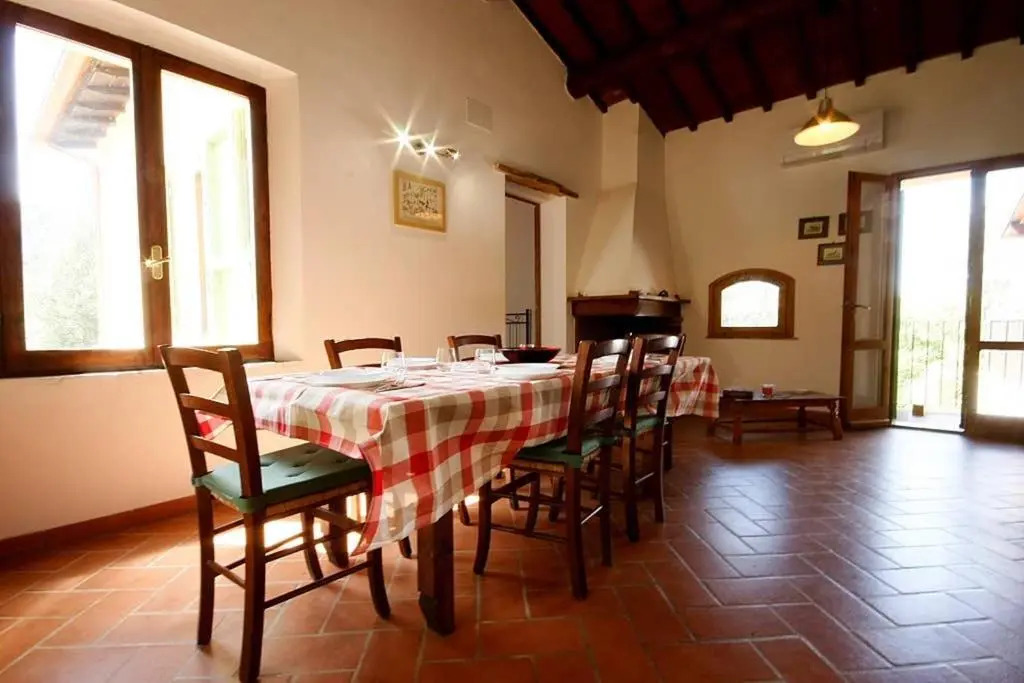 Villa con Piscina 10 Posti Letto, LOliveta Di Rivalto