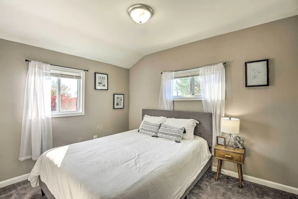 Chic Townhome w/ Deck: 6 Mi to Dtwn Baltimore