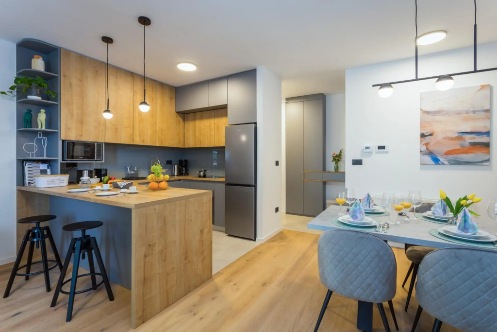 COZY and ELEGANT apartment, 3 premium bedroom with FREE private parking