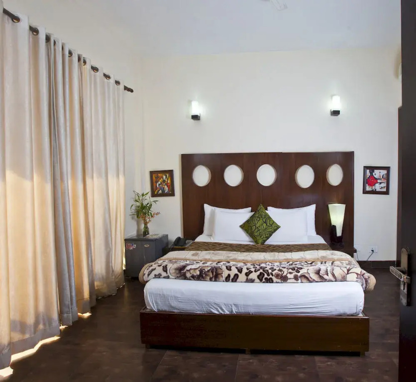 OYO Premium Medanta 2
