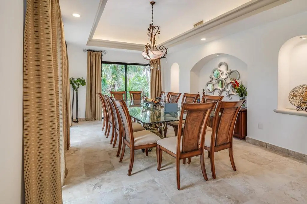 Lagoon & Beach Steps Away 5-bdrm Villa Elegancia