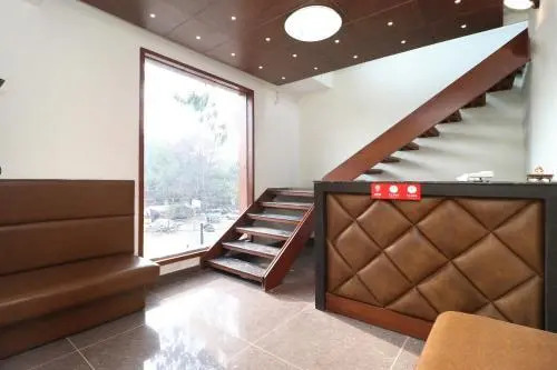 Hotel Gold By OYO Rooms