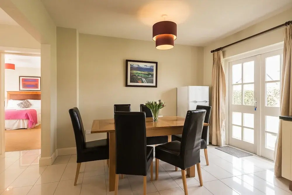 4 Bedroom pet Friendly Home With Pool Access