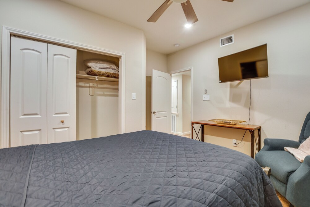 Sleek & Central! Houston Stay Near Med Center