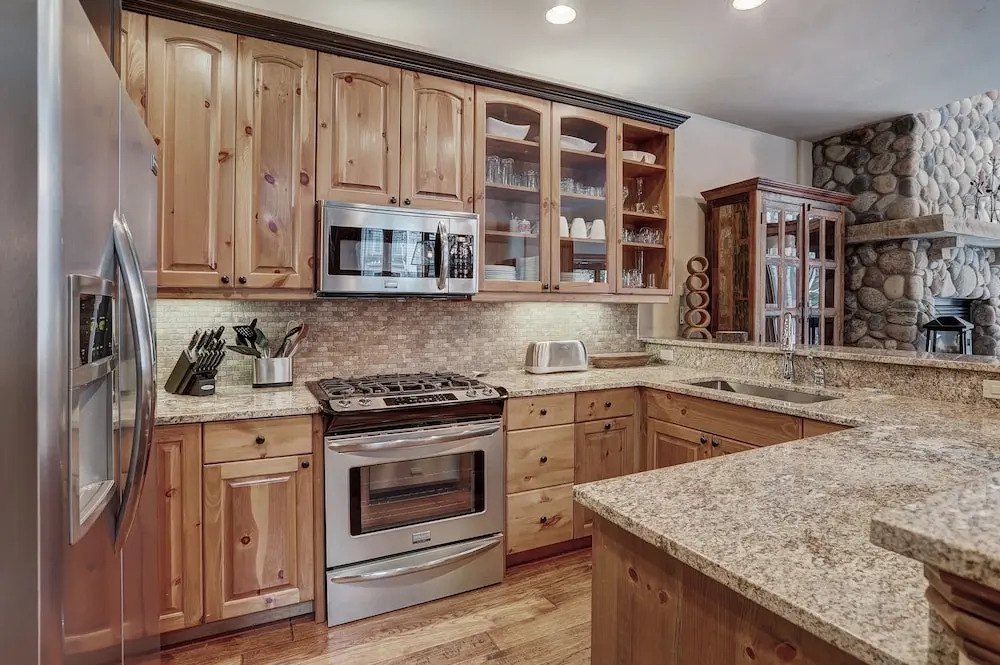 High Ceilings, Natural Light- 3 Bedroom Arrowhead Village Condo