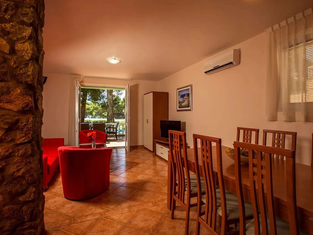 Well-Kept Apartment with AC Just 12km From Sibenik