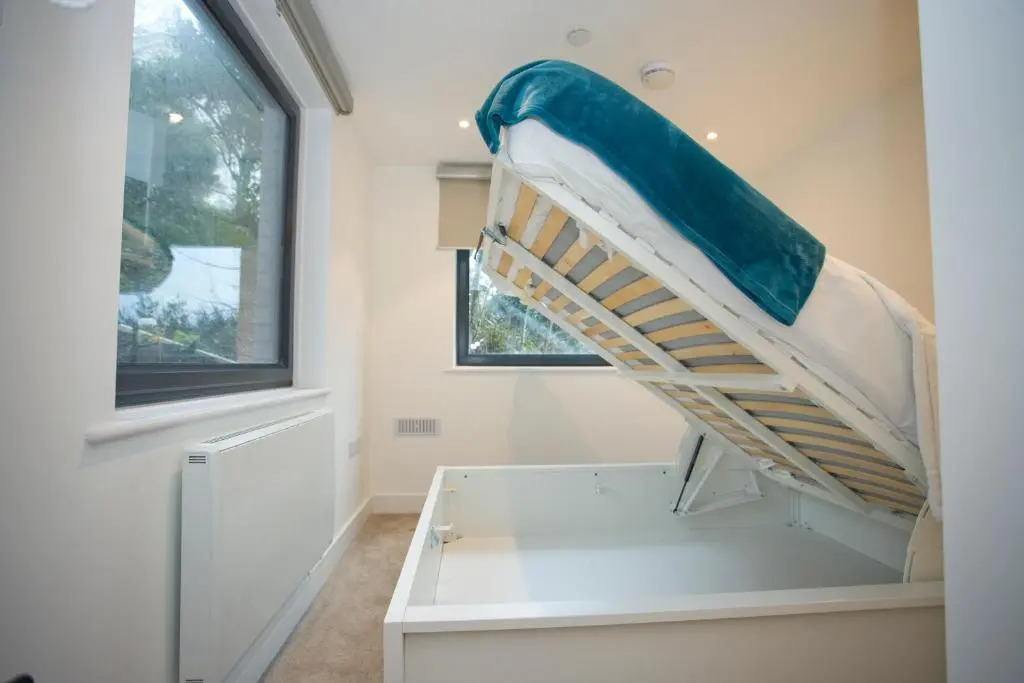 14 Compass Point