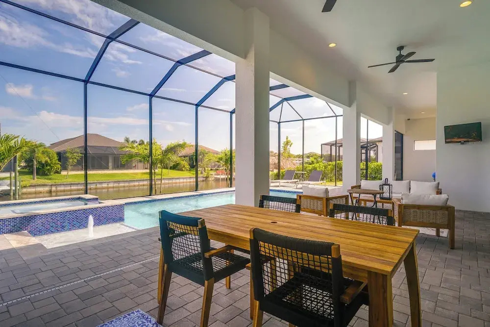 Pool & Outdoor Kitchen: Waterfront Cape Coral Home