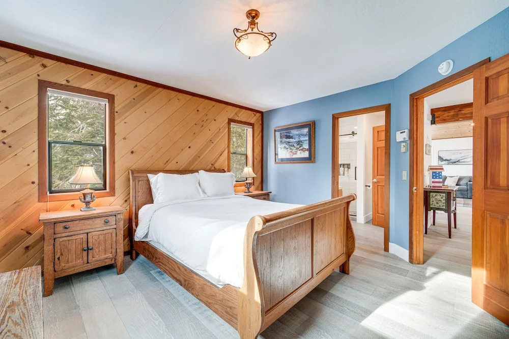 Updated Tahoe Donner Cabin w/ Golf Course Views!