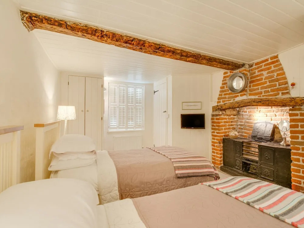 Characteristic Holiday Home With Courtyard in Authentic Little Street in Deal