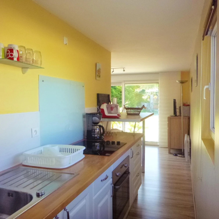 Apartment With one Bedroom in Le Thor, With Shared Pool, Enclosed Garden and Wifi - 80 km From the Beach