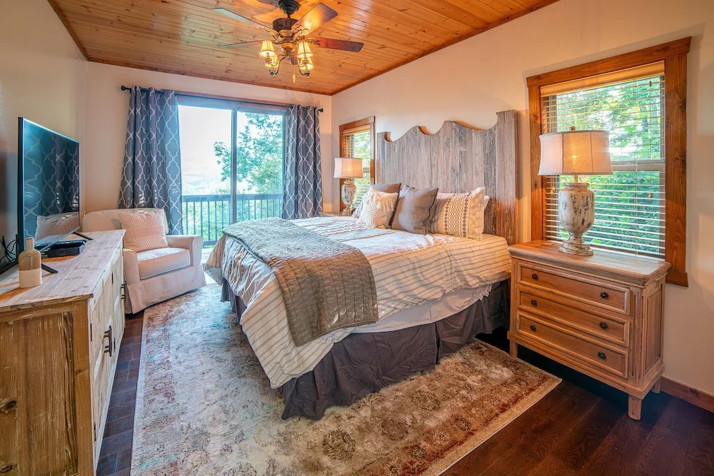 Mountain-view On 1.61 Acres - Sleeps 25 7 Bedroom Villa