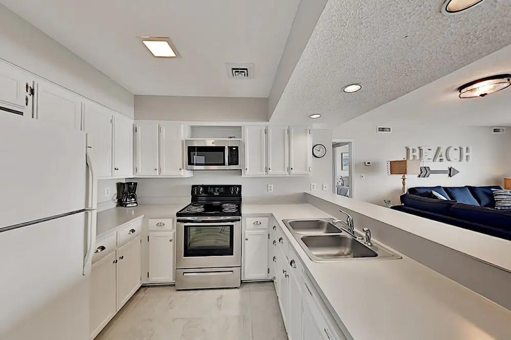 Beachfront W/ Pool: 1 Block To Main Street 3 Bedroom Condo