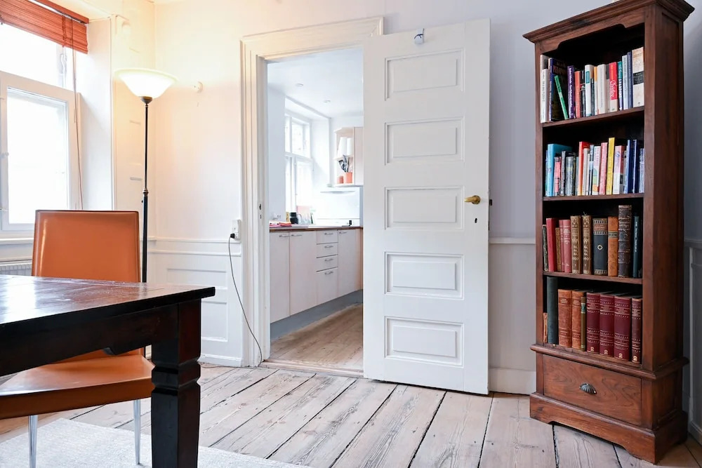 Hyggelig One-bedroom Apartment in the Original Building From 1750