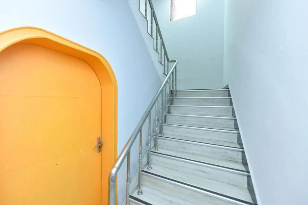 Red House Hotel (Shanghai Red House Hospital Lujiabang Road Subway Station Branch)