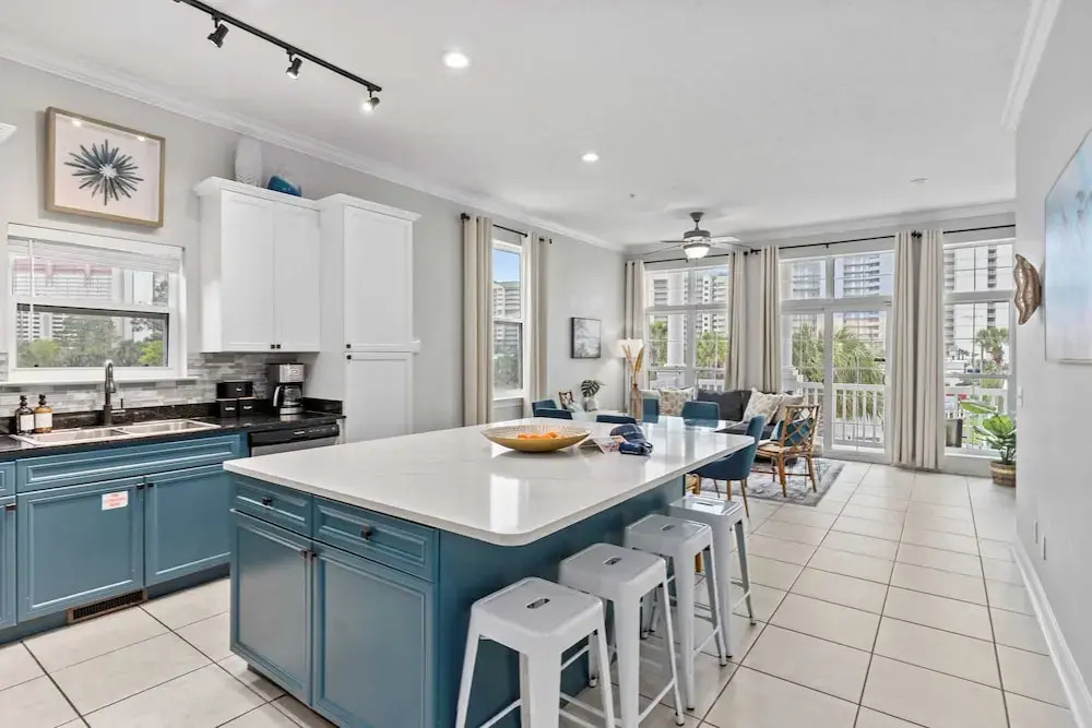 Tidal Charm by Avantstay Walk to Beach, Community Pool, Balcony, Ocean Views
