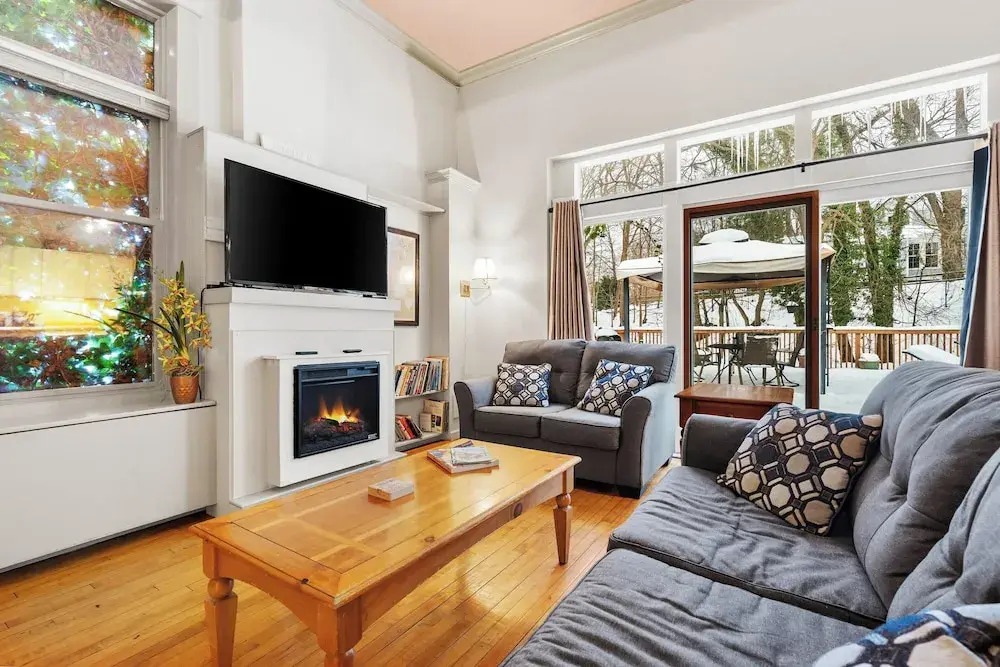 Charming Saugatuck Condo w/ Private Deck + Grill!