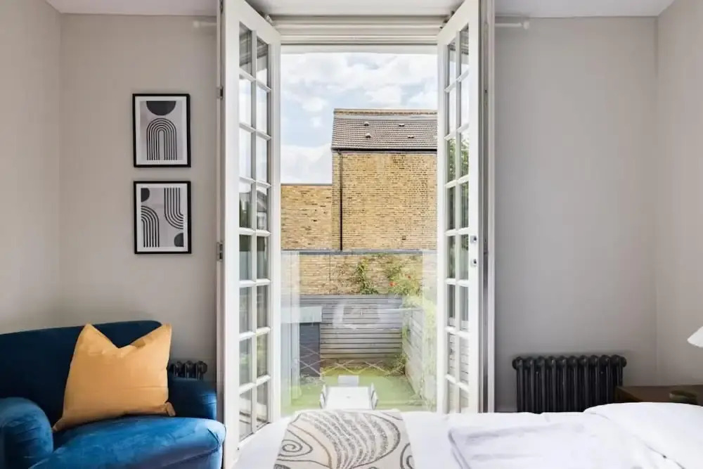 The Clapham Classic - Stylish 5bdr Family Home With Garden, London