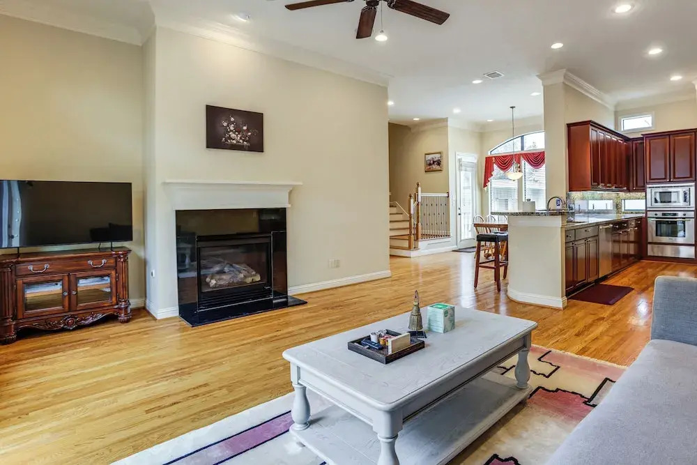 Walkable + Group-friendly: Houston Home By Stadium