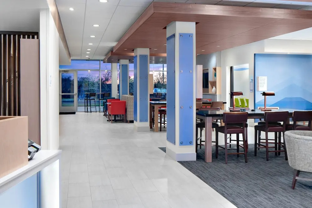 Holiday Inn Express & Suites - Elkhorn - Lake Geneva Area by IHG
