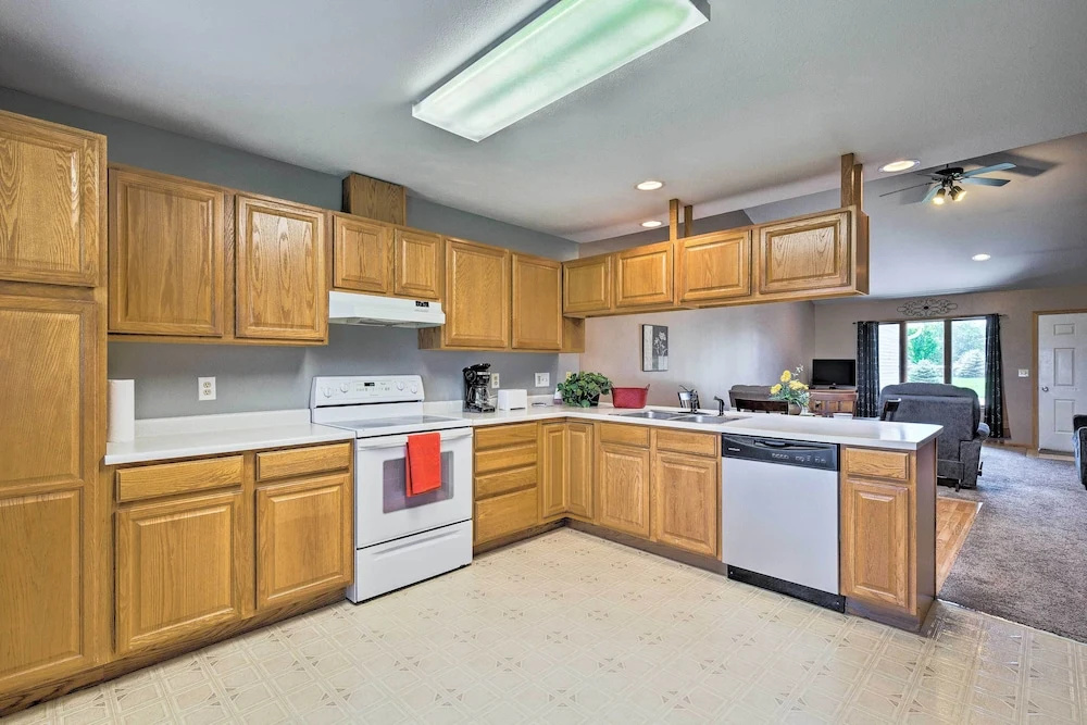 Elwood Townhome w/ Patio - 7 Mi to Johnson Lake