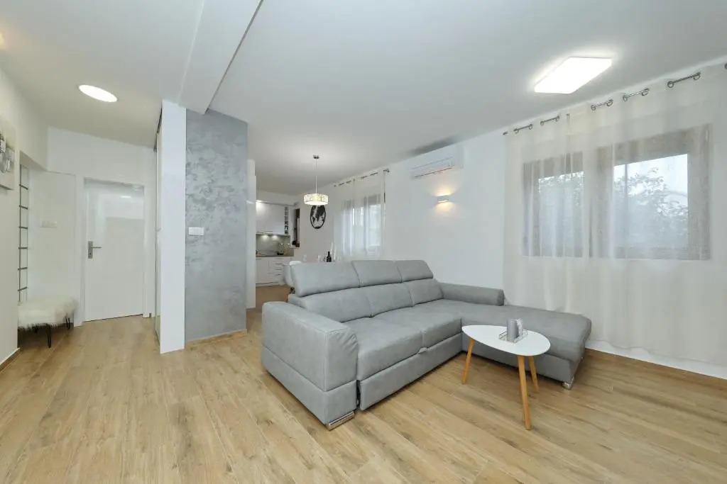 Apartment and room Mare