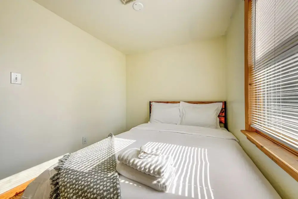 Large Yard & Furnished Deck: Cheektowaga Getaway!