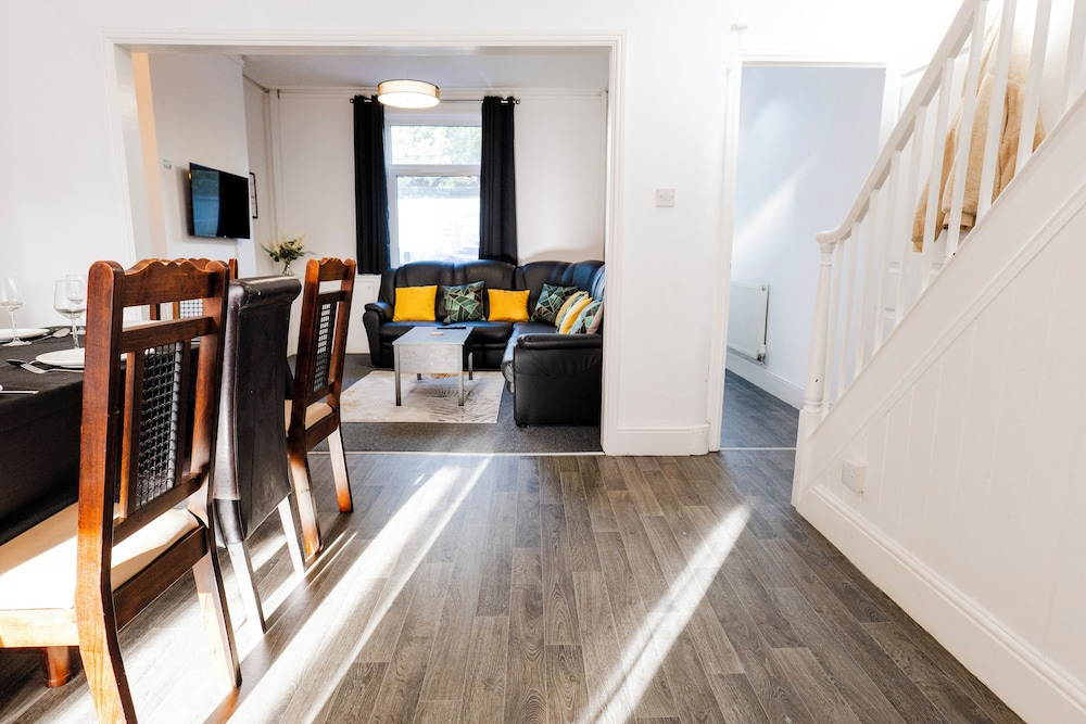 Gloucester-4 Bed Home for Work & Leisure