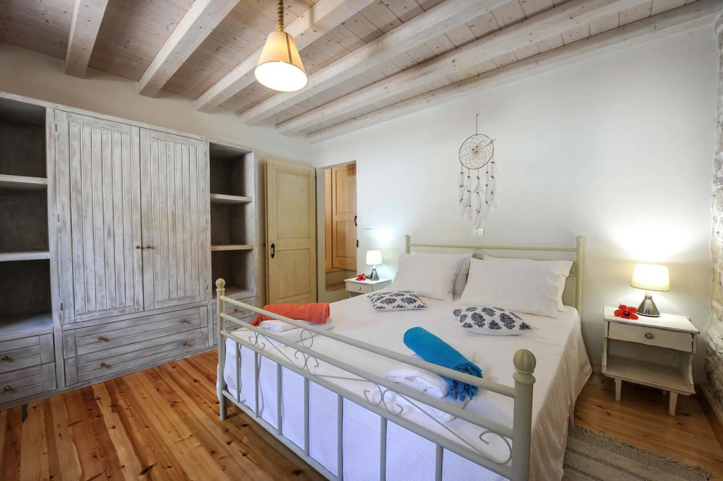 Leonora House by PaxosRetreats