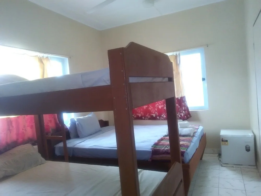 Tropicana Motel & Backpackers