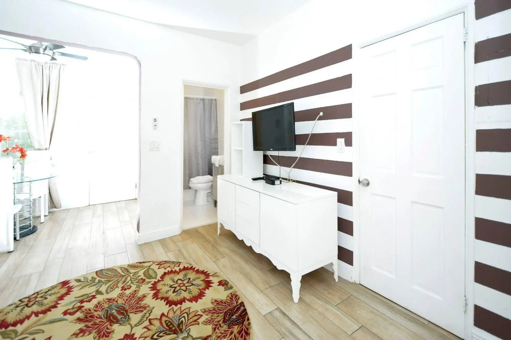 Sunrise Court Apartments