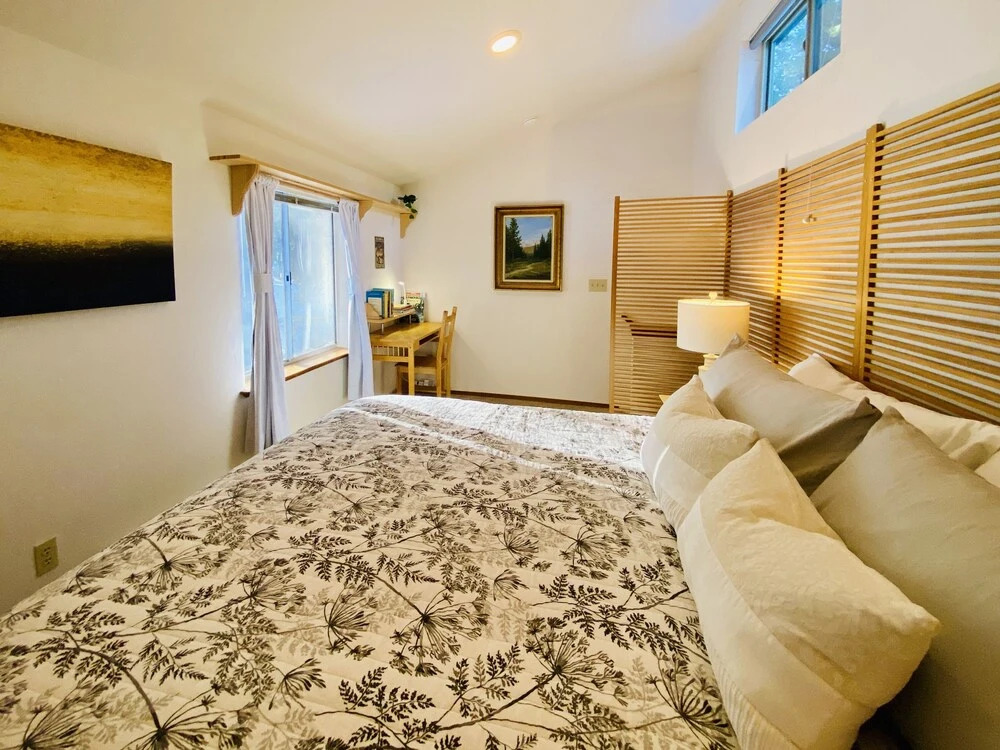 Lilac Cabin Family-friendly Highspeed Wi-fi 3 Bedroom Home by RedAwning