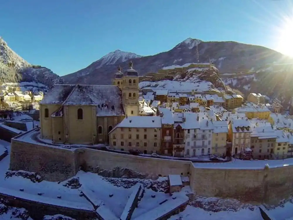 Apartment with 3 Bedrooms in Briançon, with Wonderful Mountain View, Enclosed Garden And Wifi