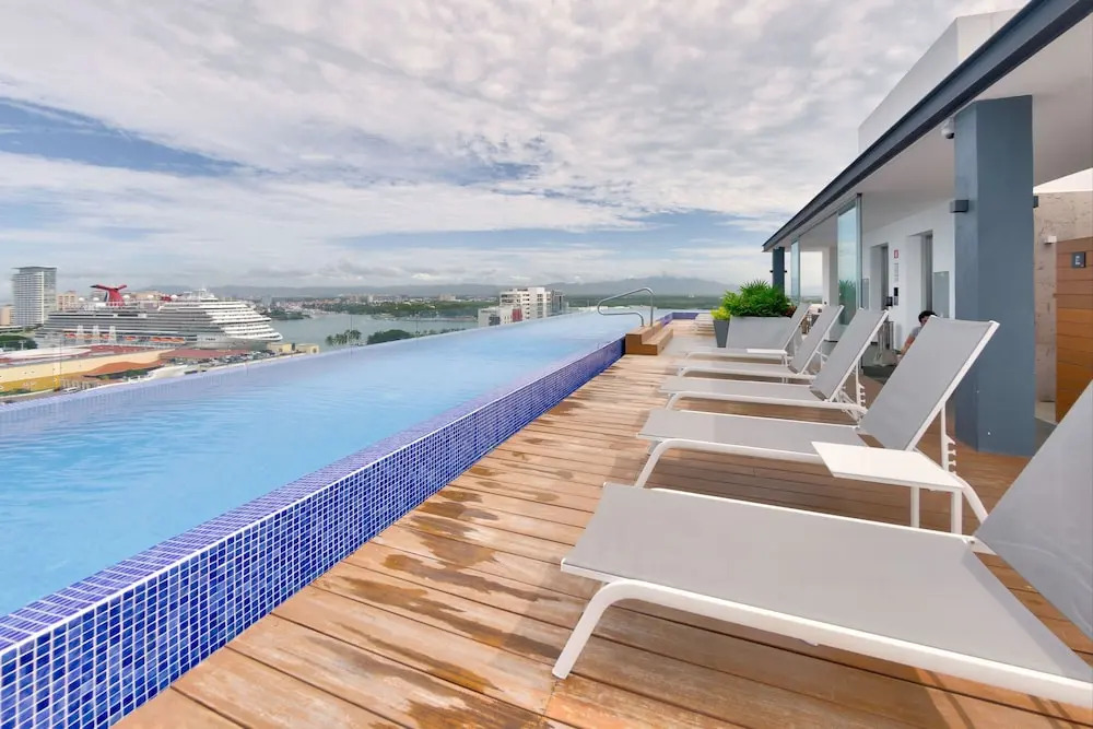 Spectacular Beach And Mountain View Condo - 5 Min From The Beach