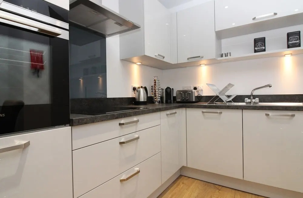 Luxury 2BR Modern Flat for 6 Near Holyrood Park