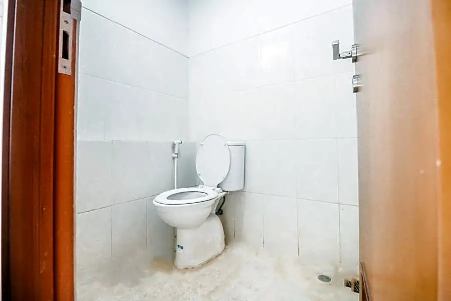 RedDoorz Apartment @ Green Lake View Ciputat