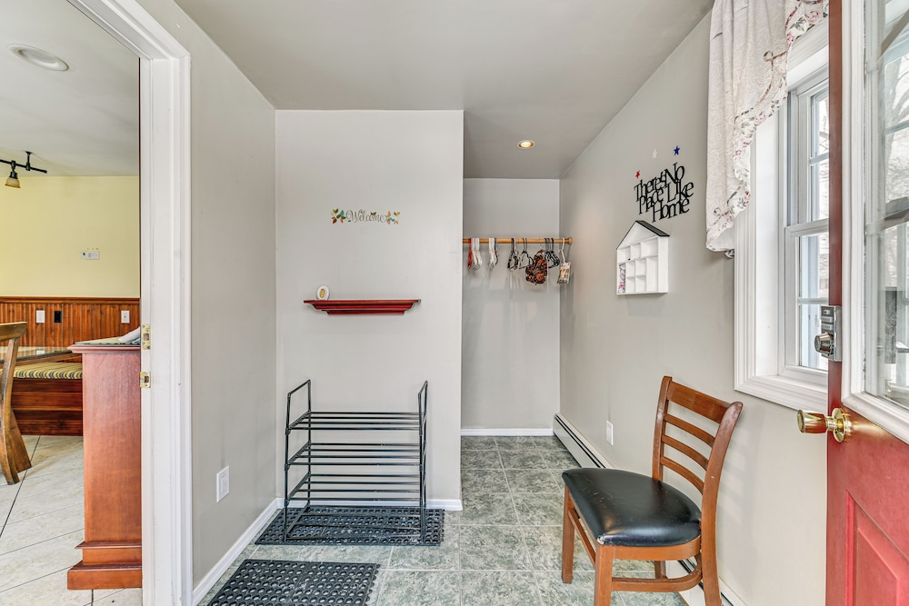 2 Mi to Dtwn Schenectady! Spacious Retreat
