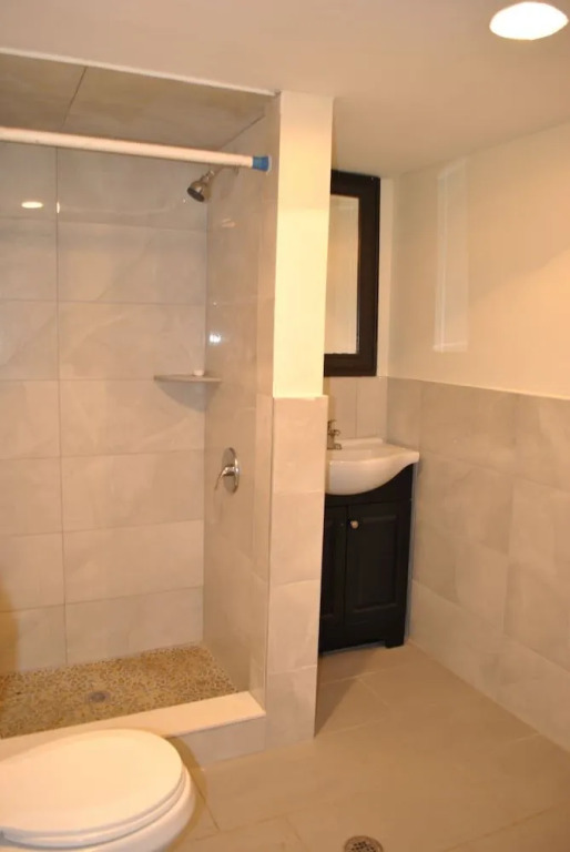 l 3 into Newark Airport Lower Level Apartment