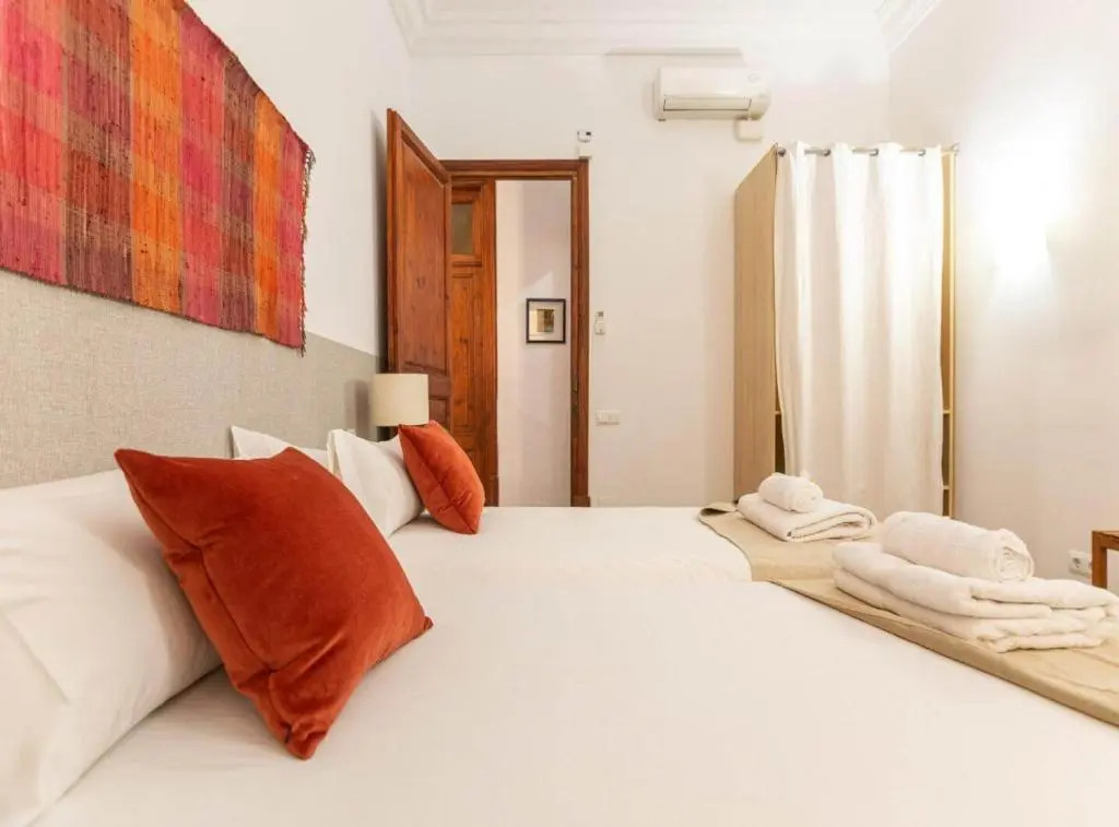 Great Spacious Apartment in the Gothic District City Center