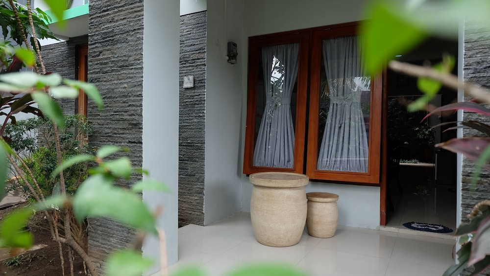 Homestay Syariah Ambarukmo Plaza by Simply Homy