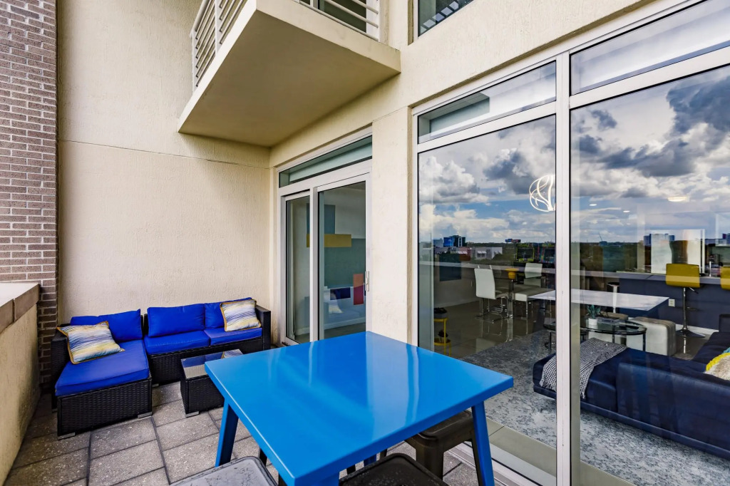 Hang Ten- Large Townhome, lux amenities, parking