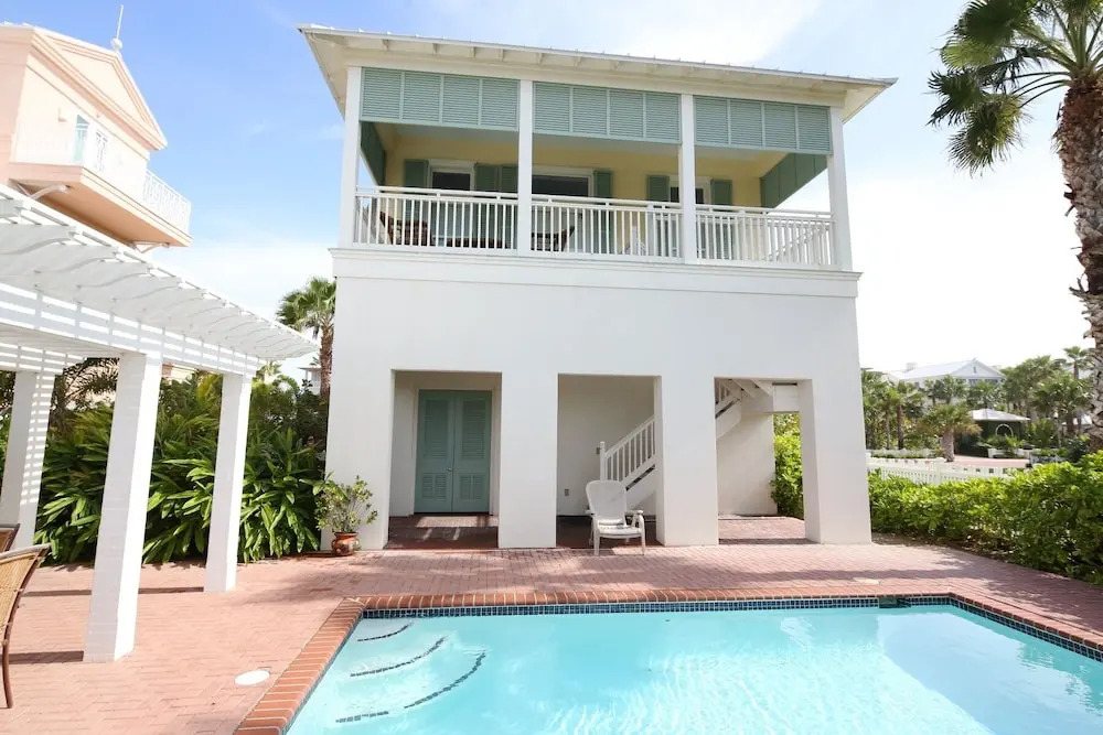 Endless Summer Home 3 Bedrooms 3 Bathrooms Home