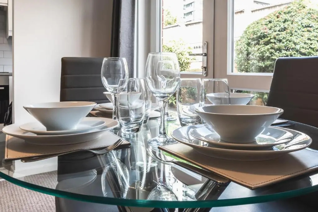 BEST PRICE - Fantastic 2bed 2bath City Centre Apartment! 1 Double bed, 3 Singles or Kingsize, Sofabed, Smart TVs, FREE PARKING