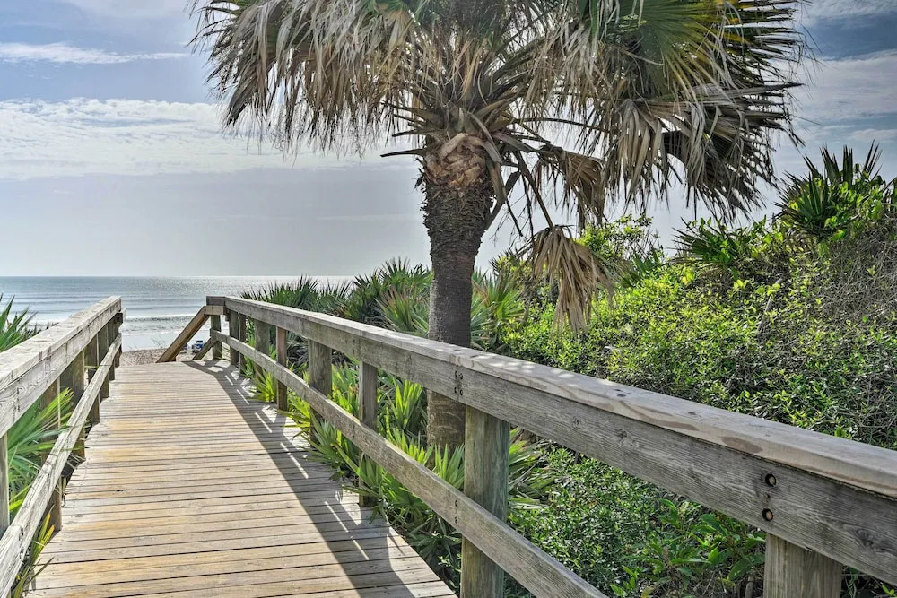 Walk to Shore: 5th-floor Condo in New Smyrna Beach